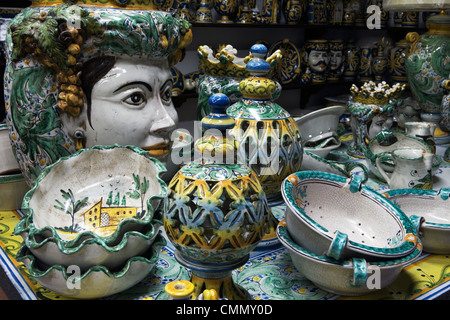 Realizzato localmente, ceramiche di Caltagirone, Sicilia, Italia, Europa Foto Stock