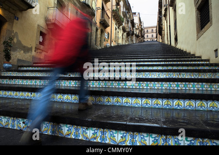 La scala di 142 gradini con dipinto a mano le piastrelle di ceramica, Caltagirone, Sicilia, Italia, Europa Foto Stock