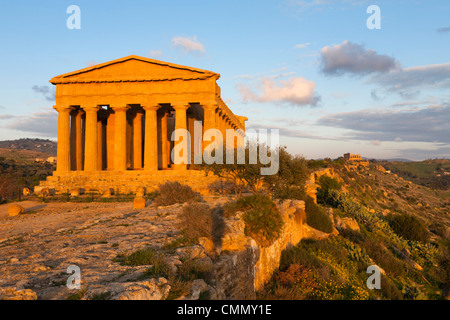 Tempio di Concordia (Concord) al tramonto, Valle dei Templi, Sito Patrimonio Mondiale dell'UNESCO, Agrigento, Sicilia, Italia, Europa Foto Stock