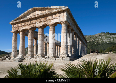 Vista del Greco tempio dorico, Segesta, Sicilia, Italia, Europa Foto Stock