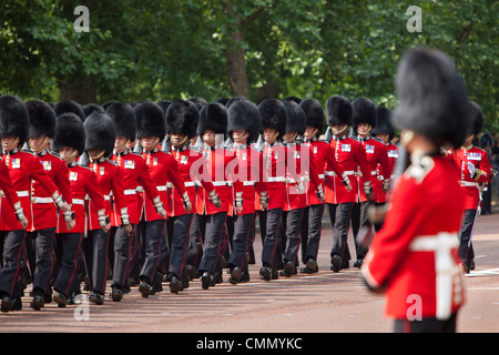 Le guardie scozzesi marciare lungo il Mall, Trooping il colore, London, England, Regno Unito, Europa Foto Stock