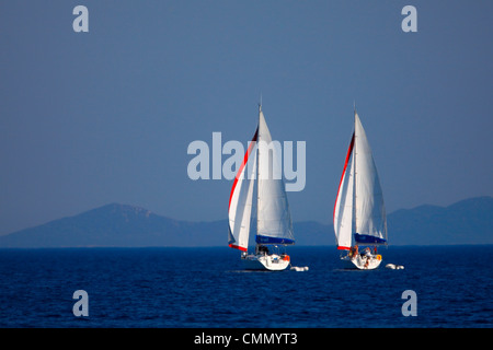 Competizione di vela. Due barche a vela vela nel mare Mediterraneo in Croazia. Foto Stock