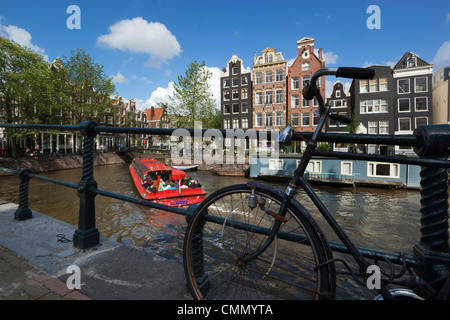 Herengracht con case a capanna e gita in barca, Amsterdam, Olanda Settentrionale, Paesi Bassi, Europa Foto Stock