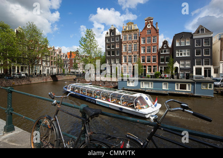 Herengracht con case a capanna e gita in barca, Amsterdam, Olanda Settentrionale, Paesi Bassi, Europa Foto Stock
