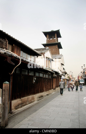 Strada di Kawagoe, Giappone, con la torre campanaria. Foto Stock