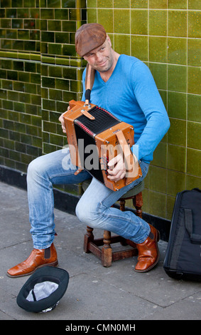 Busker maschile, Columbia Road Flower Market, Londra, Inghilterra, Regno Unito. Foto Stock