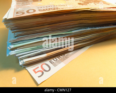 Pila di banconote in euro Foto Stock