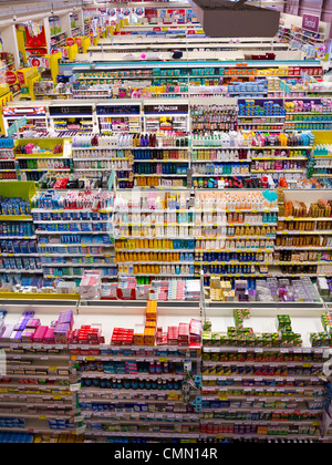 Supermercato Tesco ripiani presa da sopra Foto Stock