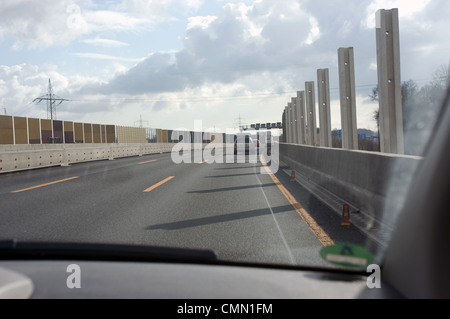 Insonorizzazione essendo montato a fianco di un'autostrada nella Repubblica federale di Germania Foto Stock