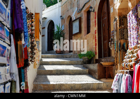 Rodi. La Grecia. Vista sul vicolo a gradini di uno dei molti negozi di articoli da regalo vendita tradizionale importato e negozio di souvenir artigianato Foto Stock