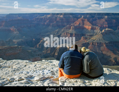 Coppia in attesa per il tramonto sul bordo sud del Grand Canyon, il Parco Nazionale del Grand Canyon, Arizona. Foto Stock