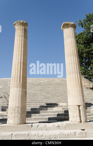 Rodi. La Grecia. Vista parziale della sezione restaurata del III secolo a.c. o dorico Stoa ellenistica (colonnato) all'interno del 114 Foto Stock