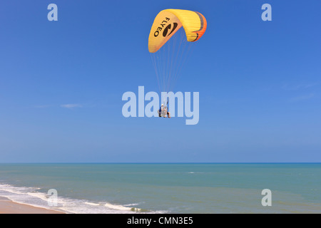 Parapendio sulla spiaggia Cacimbinhas, Pipa, Rio Grande do Norte, Brasile Foto Stock