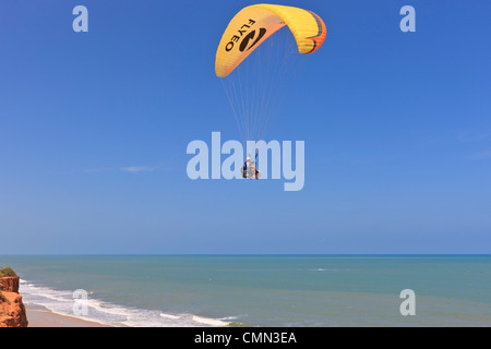 Parapendio sulla spiaggia Cacimbinhas, Pipa, Rio Grande do Norte, Brasile Foto Stock