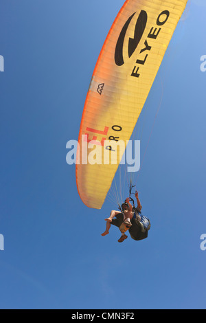 Parapendio sulla spiaggia Cacimbinhas, Pipa, Rio Grande do Norte, Brasile Foto Stock