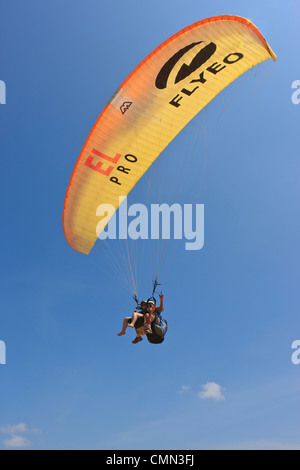 Parapendio sulla spiaggia Cacimbinhas, Pipa, Rio Grande do Norte, Brasile Foto Stock