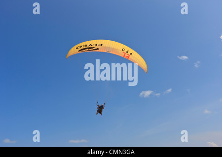 Parapendio sulla spiaggia Cacimbinhas, Pipa, Rio Grande do Norte, Brasile Foto Stock