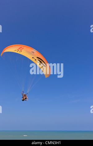 Parapendio sulla spiaggia Cacimbinhas, Pipa, Rio Grande do Norte, Brasile Foto Stock