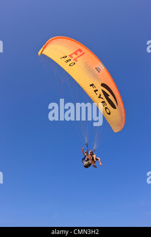 Parapendio sulla spiaggia Cacimbinhas, Pipa, Rio Grande do Norte, Brasile Foto Stock