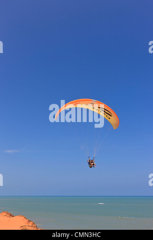 Parapendio sulla spiaggia Cacimbinhas, Pipa, Rio Grande do Norte, Brasile Foto Stock