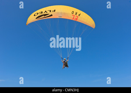 Parapendio sulla spiaggia Cacimbinhas, Pipa, Rio Grande do Norte, Brasile Foto Stock