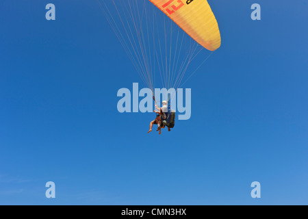 Parapendio sulla spiaggia Cacimbinhas, Pipa, Rio Grande do Norte, Brasile Foto Stock