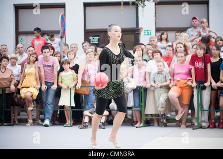 Una ragazza preforma ginnastica ritmica con sfera in Visoko, in Bosnia ed Erzegovina. Foto Stock