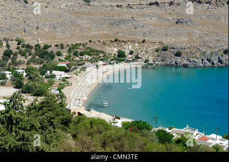 Rodi. La Grecia. Vista da 114 metro alto acropoli della popolare spiaggia principale di Lindos chiamato Megalos Gialos a Lindos Bay Foto Stock