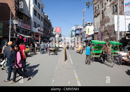 Una strada trafficata scena nella parte vecchia della città di Amritsar nello stato indiano del Punjab Foto Stock