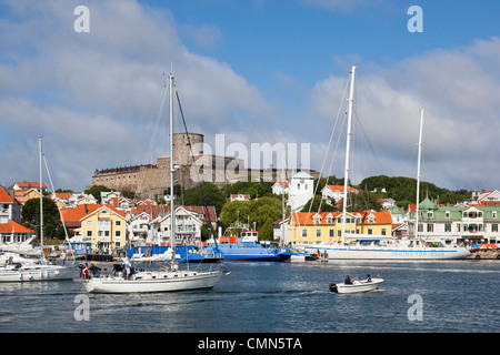 Silboat nella baia a Marstrand, un'isola sulla svedese costa ovest Foto Stock