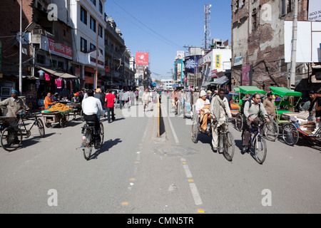 Una strada trafficata scena nella parte vecchia della città storica di Amritsar nel Punjab (India). Foto Stock