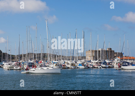 Barca a vela in Marstrands marina, un'isola sulla svedese costa ovest Foto Stock