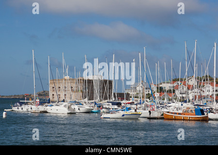 Barca a vela in Marstrands marina, un'isola sulla svedese costa ovest Foto Stock