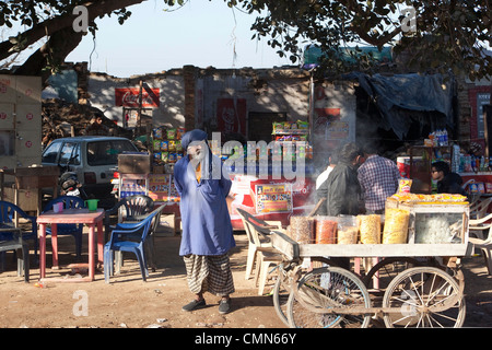 Un Punjabi uomo attende nei pressi di un alimento in stallo al confine Wagah nello stato indiano del Punjab Foto Stock