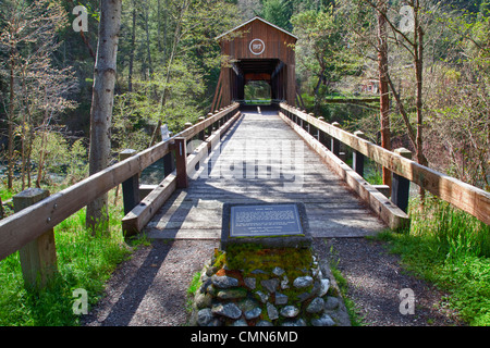 O, Contea di Jackson, McKee ponte coperto, costruito nel 1917, attraversa il fiume Applegate ha Foto Stock