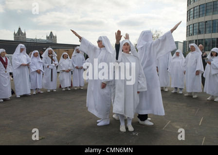 Cerimonia Druide Spring Equinox UK. Tower Hill di Londra, Tower Bridge sullo sfondo. Druidi che puntano ai punti della bussola, Nord Sud Est e Ovest. 2012 2010 UK HOMER SYKES Foto Stock