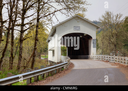 O, Lane County, Pengra ponte coperto, costruito nel 1938, si estende per caduta Creek Foto Stock