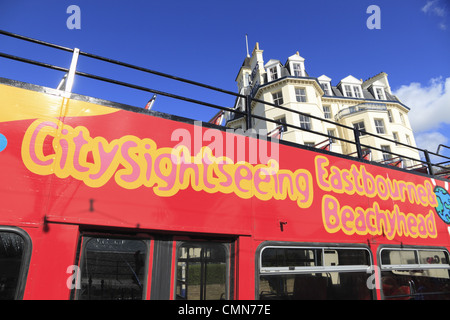 Un open top bus tour sul lungomare di Eastbourne, East Sussex, Inghilterra. Foto Stock