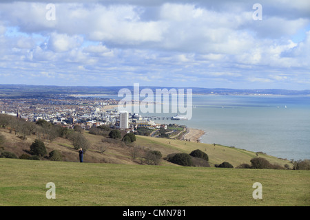 Vista su Eastbourne e lungo la costa del Sussex verso Bexhill & Hastings da Beachy Head sulla South Downs Foto Stock
