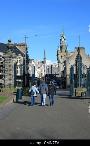 Le persone al Louise Carnegie gate a Pittencrieff Park a Dumfermline con il Municipio Spier in background Foto Stock