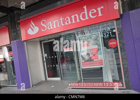 L'ingresso principale al ramo di Santander su Victoria Street, Londra, Regno Unito. Foto Stock