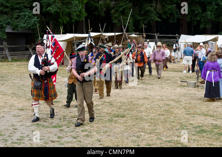 Stati Uniti d'America, Washington, Tacoma. Fort Nisqually museo vivente di storia; rievocazione dell 1850s Hudson's Bay brigata di cacciatori di pellicce. Foto Stock