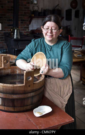 Stati Uniti d'America, Washington, Tacoma. Fort Nisqually museo vivente di storia; Reenactor lava stoviglie a 1850s Hudson's Bay fort. (MR) Foto Stock