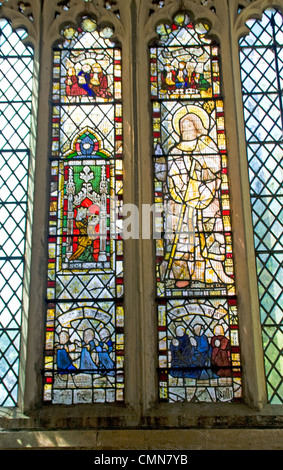 St Mary Priory chiesa medievale Deerhurst vetro Gloucestershire England Regno Unito Foto Stock