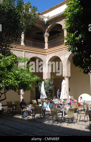 Courtyard cafe, Cordoba, in provincia di Cordoba, Andalusia, Spagna, Europa occidentale. Foto Stock