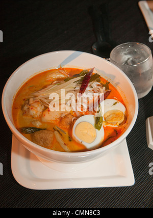 Delcious laksa noodle curry, una specialità malesi Foto Stock