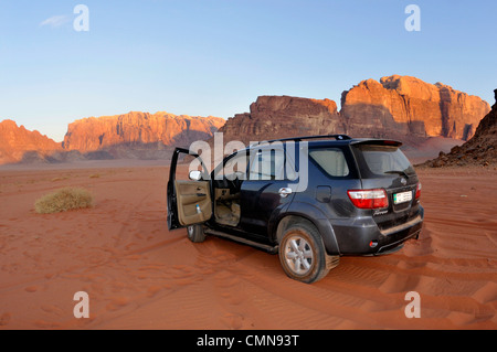 Jeep nel paesaggio del deserto, Wadi Rum, Giordania Foto Stock