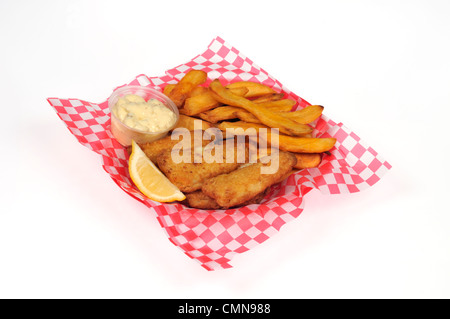 Cesto di pesce e patatine con salsa tartara e cuneo di limone Foto Stock