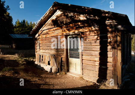 Casa abbandonata presso la miniera di Ghost Town di granato, Montana. Foto Stock