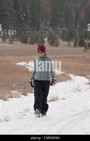 Un Missoula, Montana resident passeggiate nella neve in Rattlesnake Recreation Area. Foto Stock